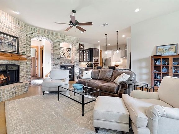 4th image of 19 Chandon Ln