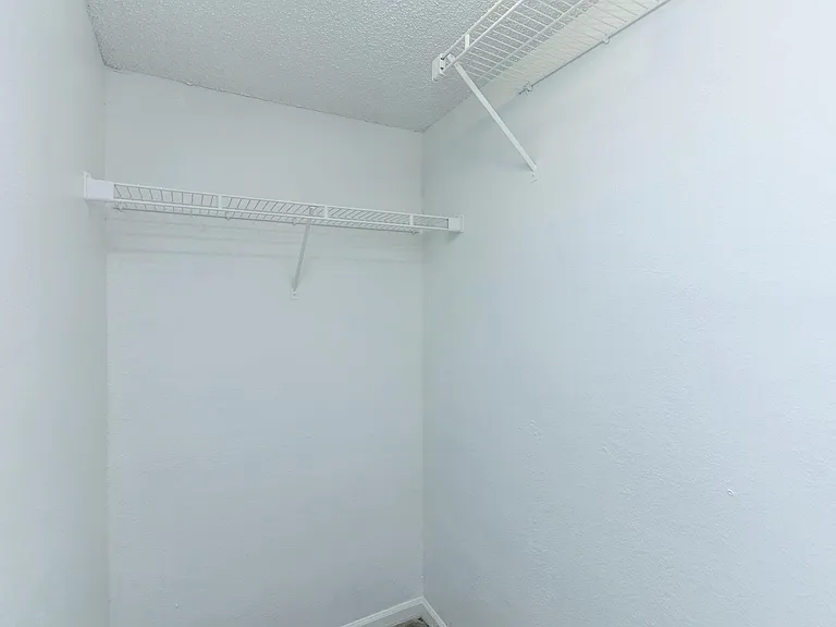 Summerlake Apartments — Photo 37