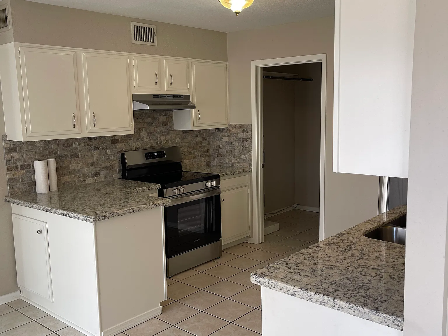 2 bed, 1.5 bath, 1325 sqft, $1,550 — Photo 2