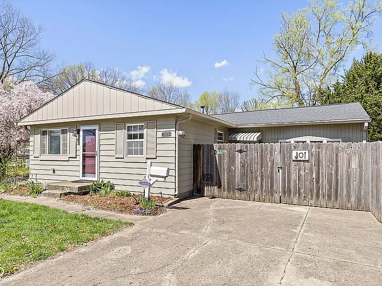 3034 Roberta Dr — Photo 1