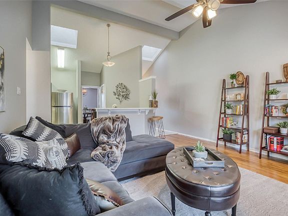 5th image of 1113 Oaklawn Ct