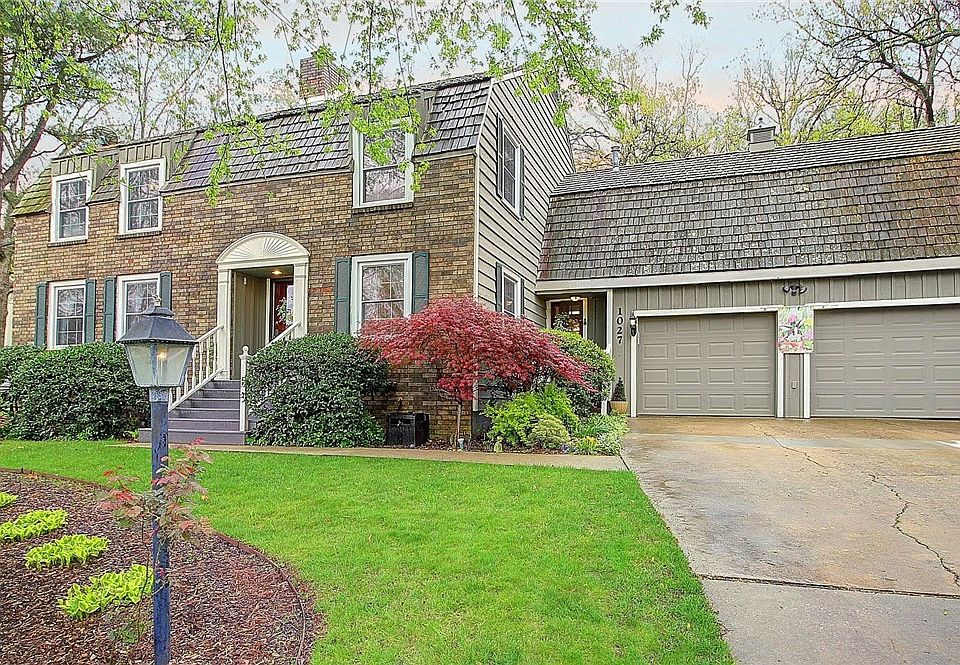 1st image of 1027 E Oaks Manor Dr