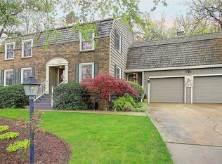 1027 E Oaks Manor Dr, Fayetteville, AR 72703