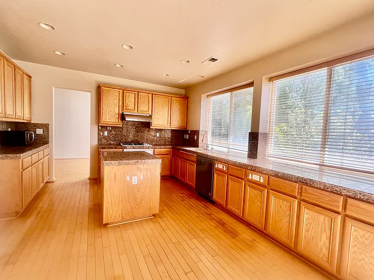 901 Hillock Ct — Photo 16