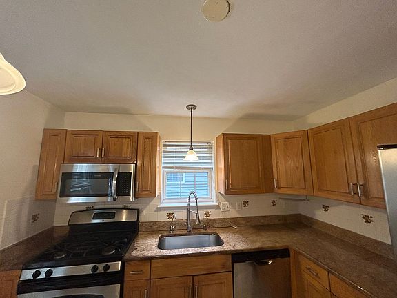 3rd image of 37 Violetwood Cir