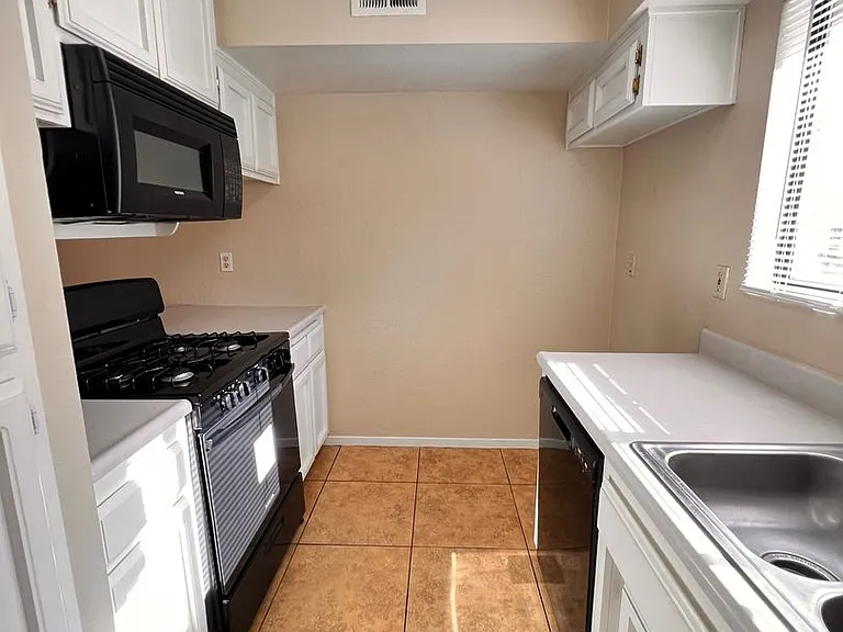 8106 Laborough Dr — Photo 7