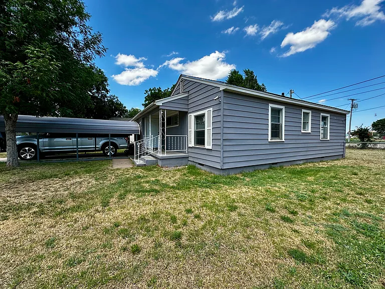212 SW 23rd Pl — Photo 2