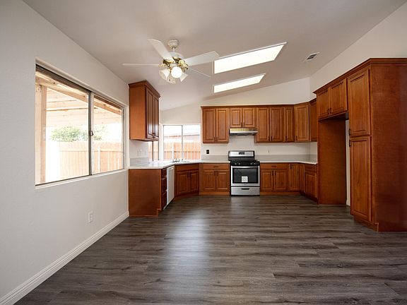 4th image of 14180 La Mirada St