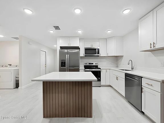 3rd image of 95 W Towne Pl