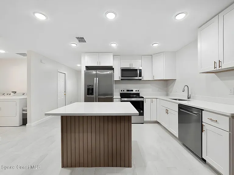 95 W Towne Pl — Photo 3