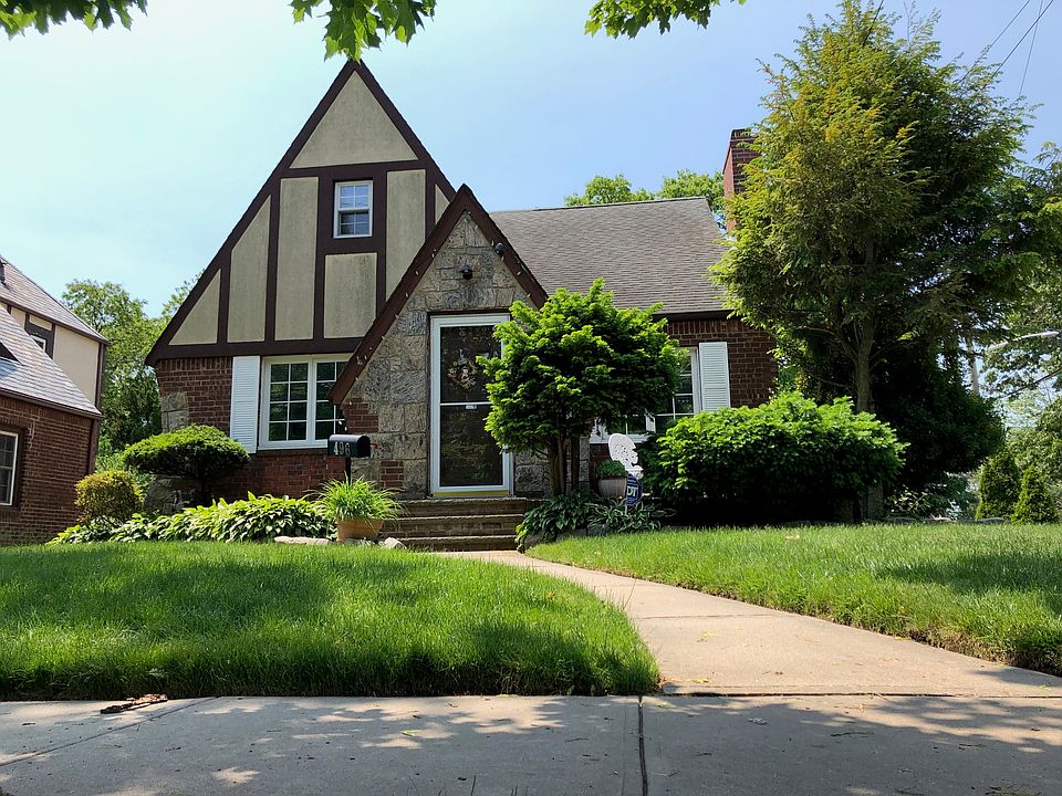 W Valley Stream Blvd 