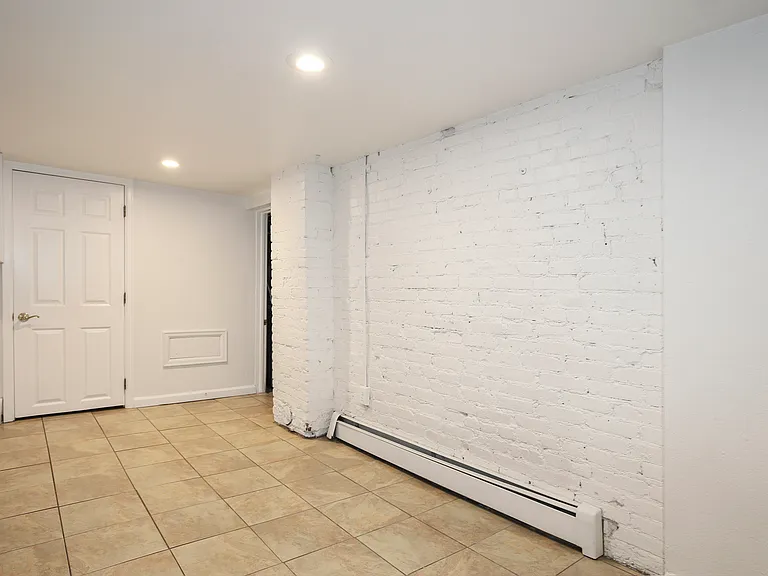 668 S Ogden St #B — Photo 16