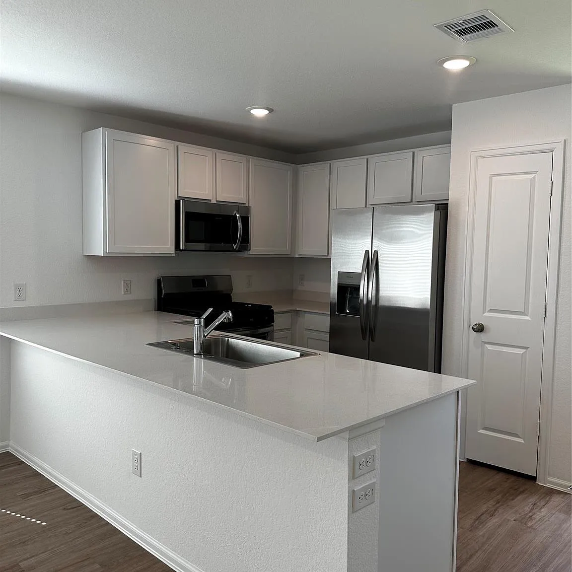 3 bed, 2.0 bath, 1302 sqft, $2,100 — Photo 1
