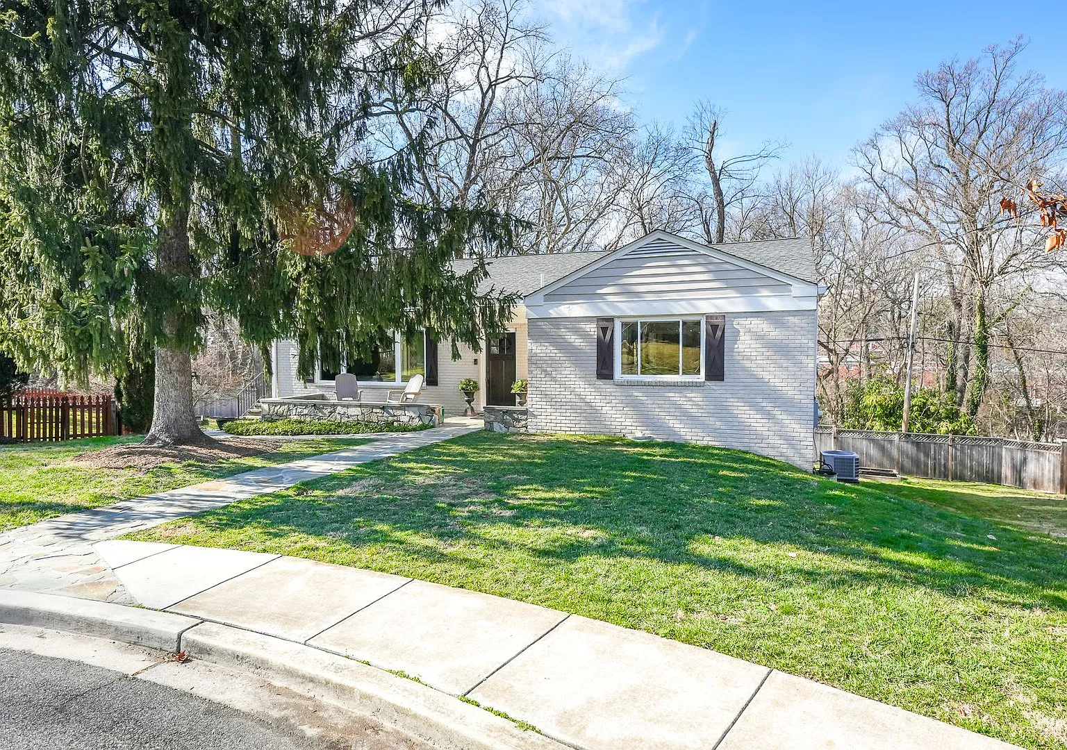 Modern ranch-style home in Forest Hills — Photo 2