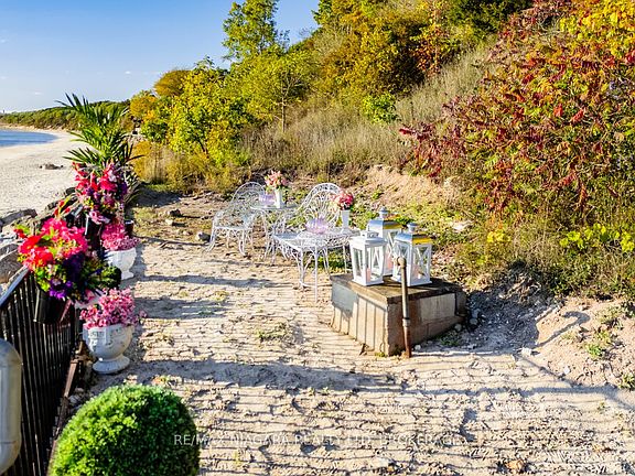 3rd image of 735 Lakeshore Rd E