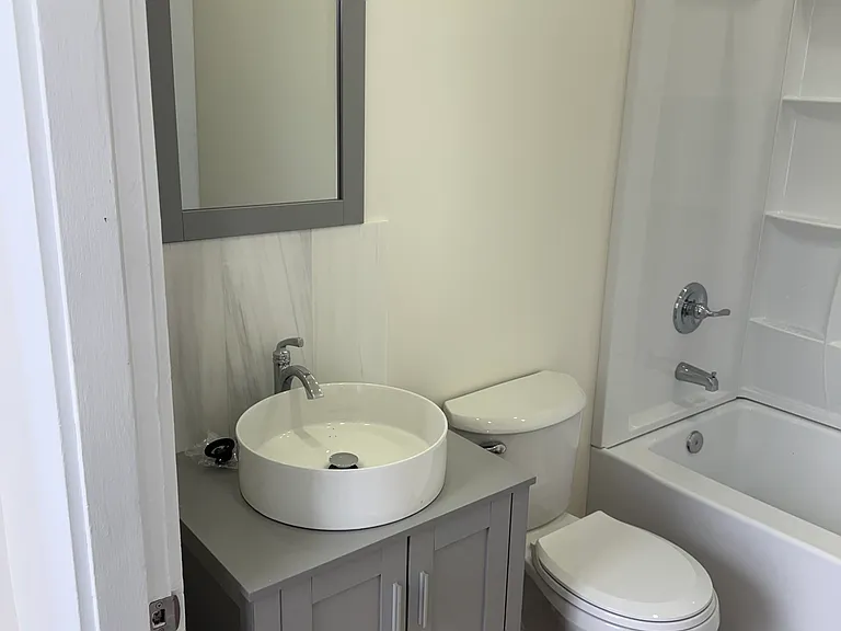 216 W 10th St #2 — Photo 5