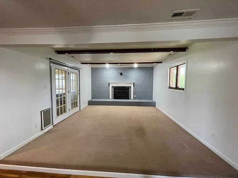 1341 Devonshire Ct — Photo 3