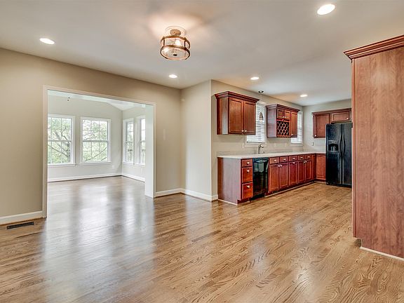 4th image of 632 Bel Air Dr