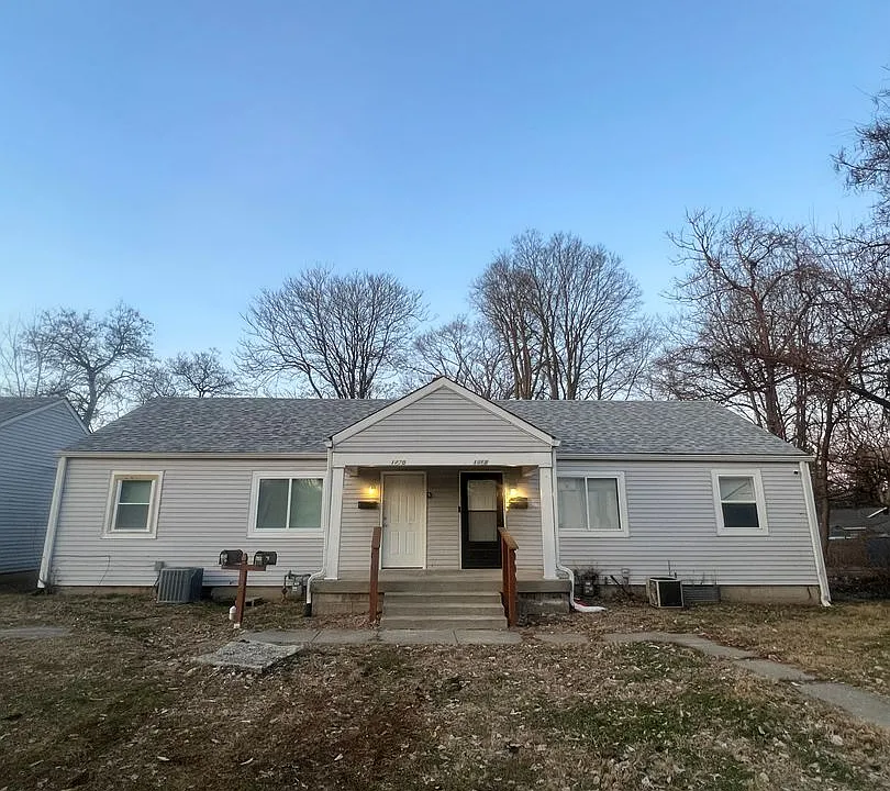 1468 W 32nd St