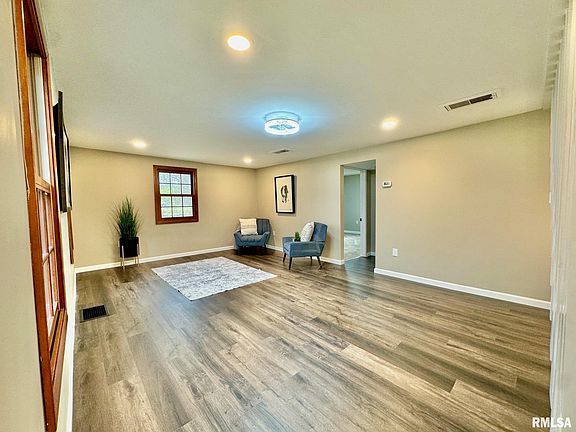 3rd image of 2808 W Farrelly Ave