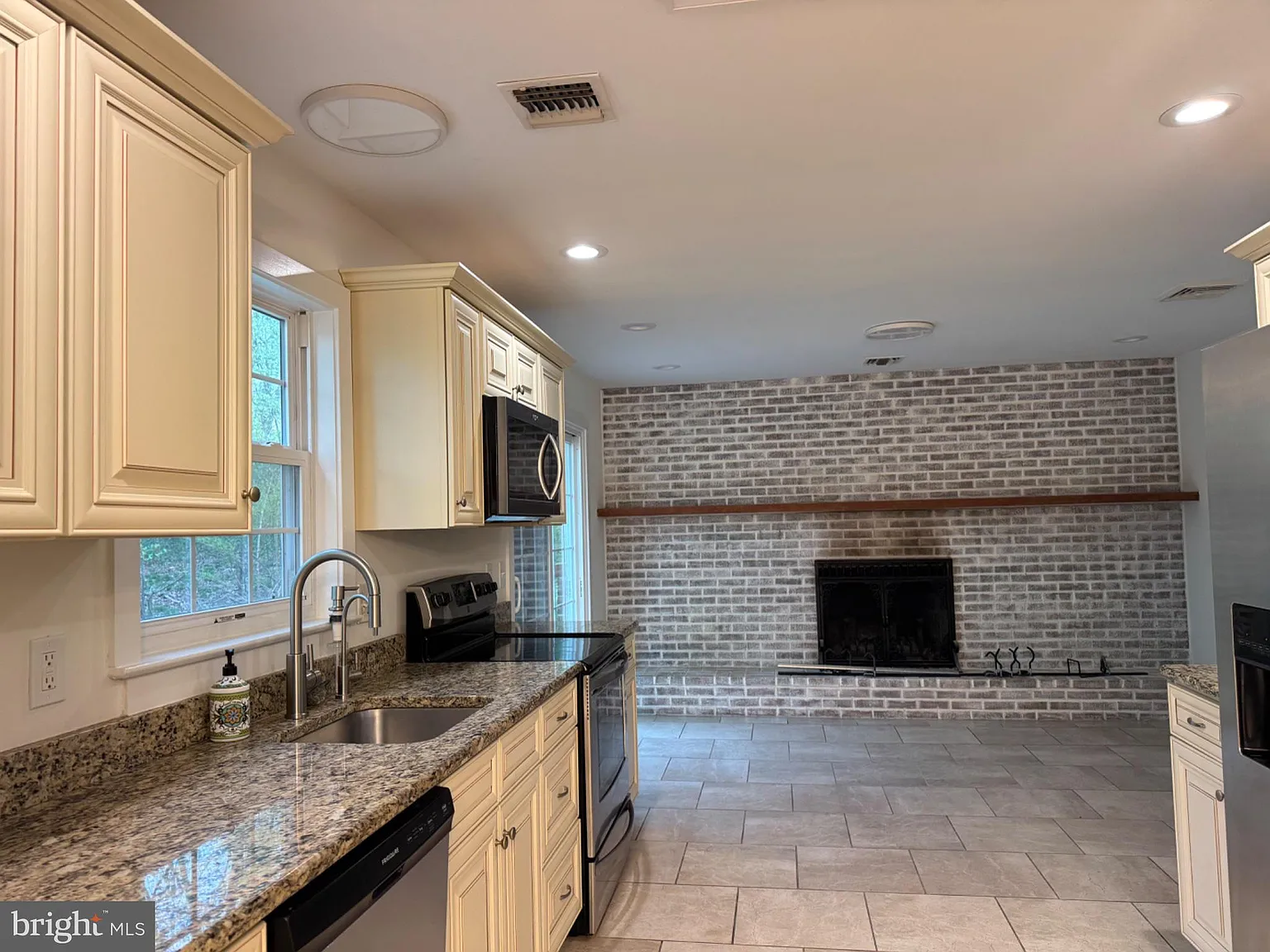 4 bed, 3.5 bath, 3164 sqft, $4,500 — Photo 4