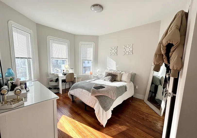 4 bed, 1.5 bath, 1245 sqft, $6,150 — Photo 4