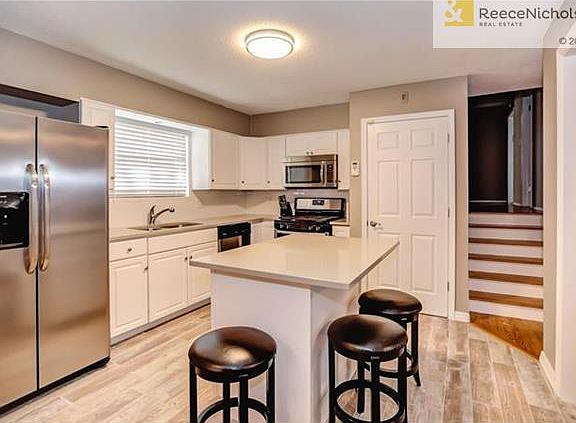 BEAUTIFUL KITCHEN WITH QUARTZ COUNTER TOPS & SS APPLIANCES