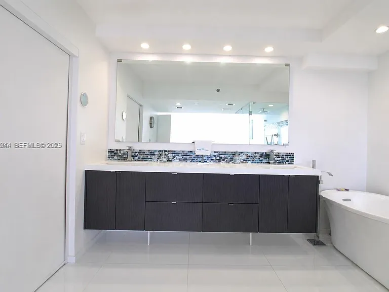 3600 Mystic Pointe Dr #1115 — Photo 22