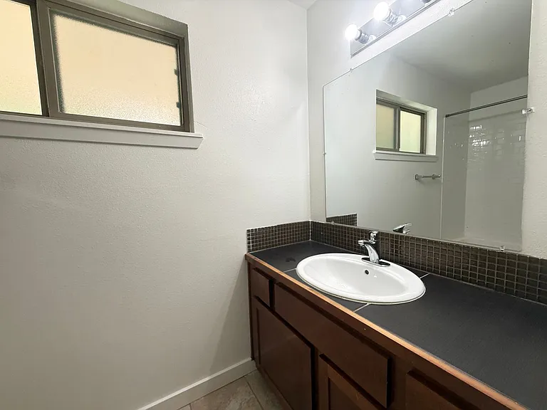 Lorrain Apartments — Photo 16