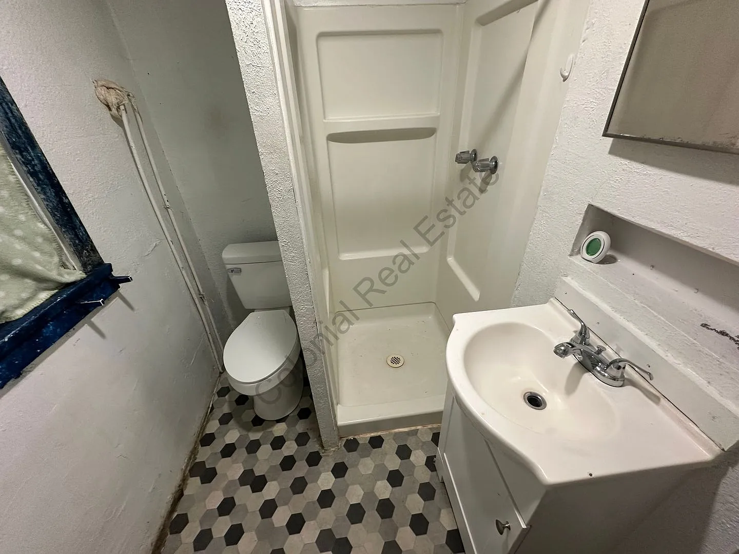 Cute and efficient studio style house for rent! All bills paid! — Photo 4