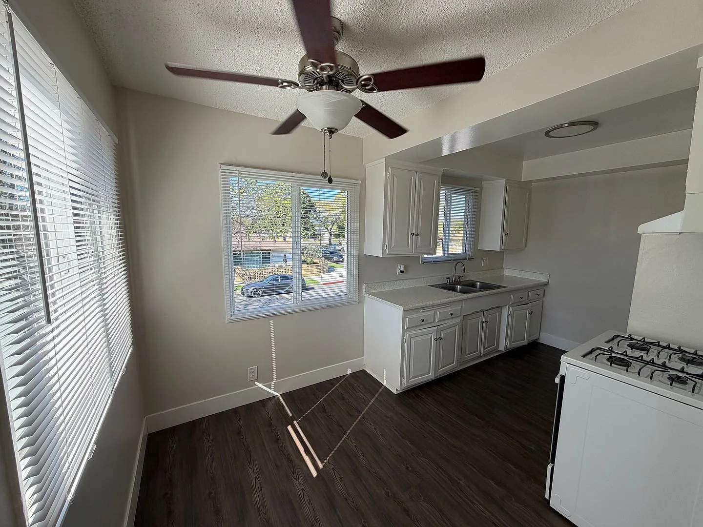 Spacious 1 Bedroom/1 Bathroom Apartment - $500 Off Move In + Reimbursed Application Fee — Photo 3