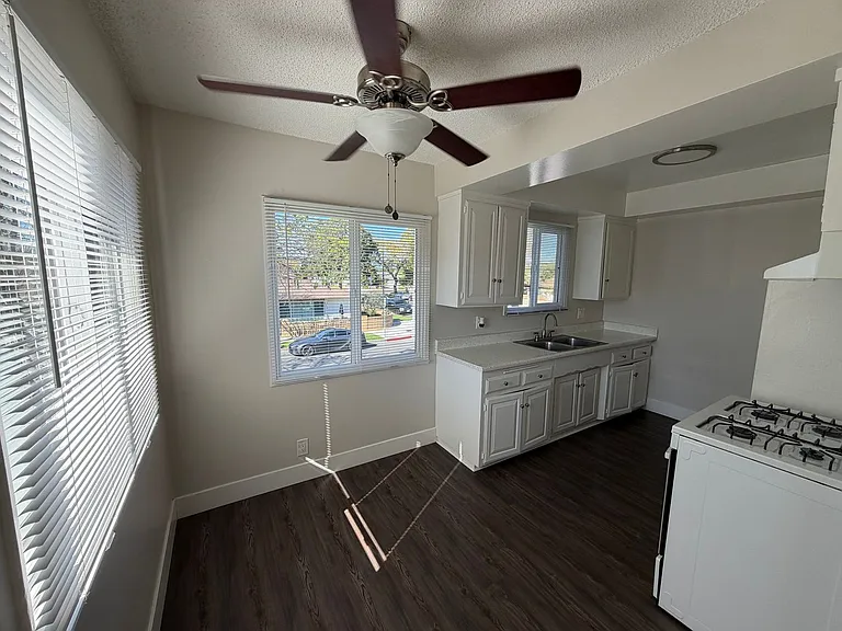 Spacious 1 Bedroom/1 Bathroom Apartment - $500 Off Move In + Reimbursed Application Fee — Photo 3