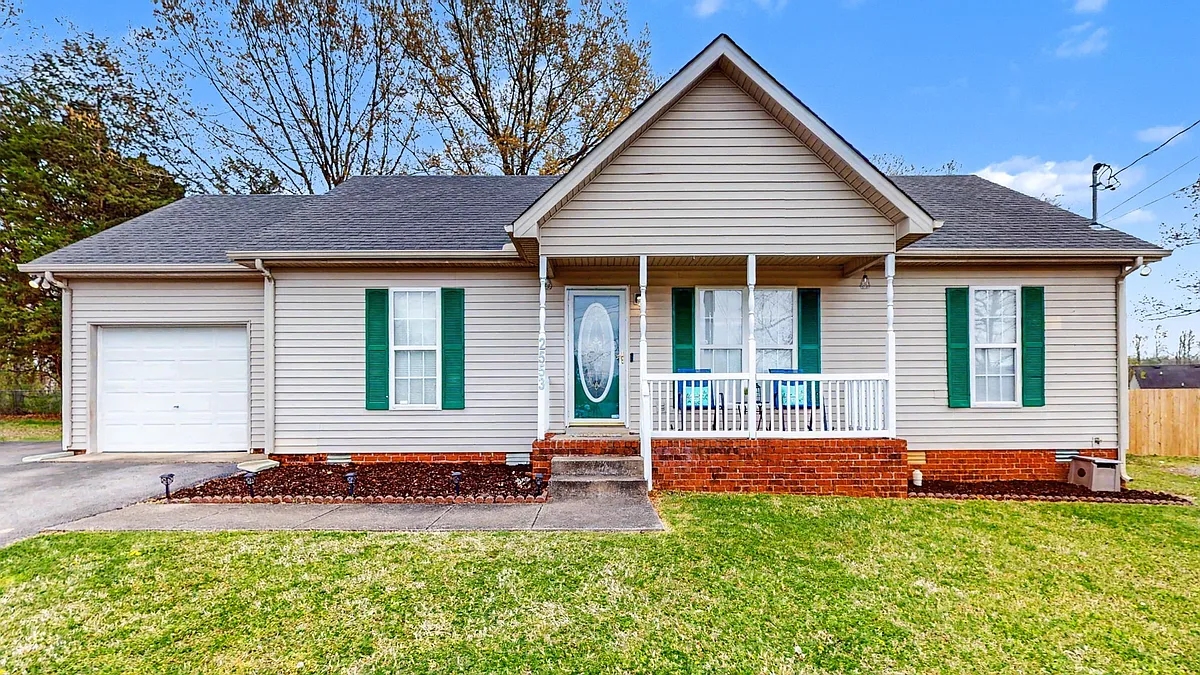 Building Photo - 2553 Hillingdon Dr