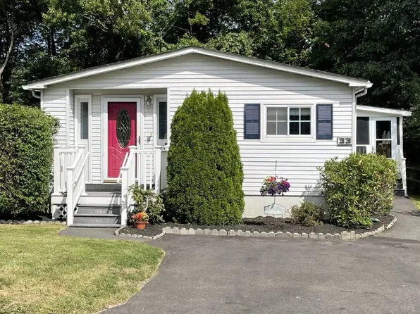 33 Leisurewoods Dr, Rockland, MA 02370