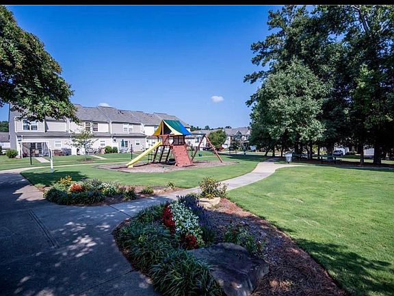 3rd image of 141 Primrose Dr