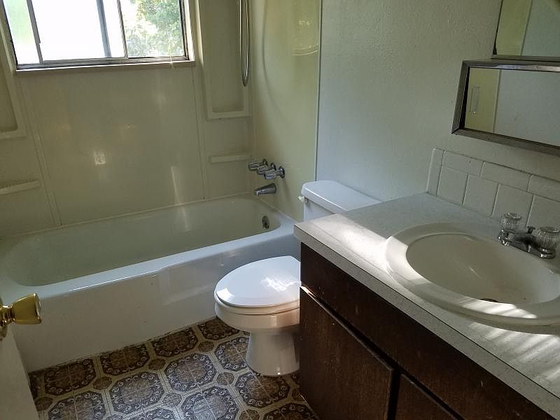 2nd image of 1726 E 16th St #80537