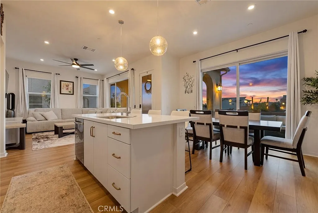 3 bed, 3.0 bath, 1610 sqft, $4,000 — Photo 4
