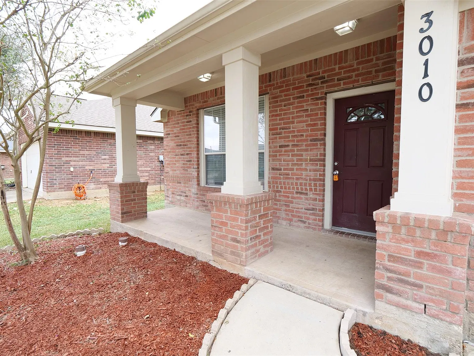 3 bed, 2.0 bath, 1975 sqft, $1,800 — Photo 2