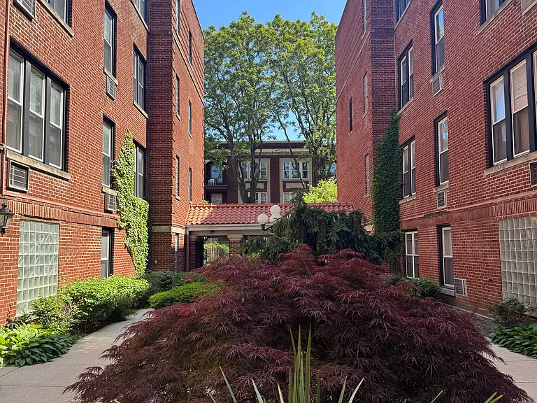 642-1 W Buckingham Pl #2W — Photo 2