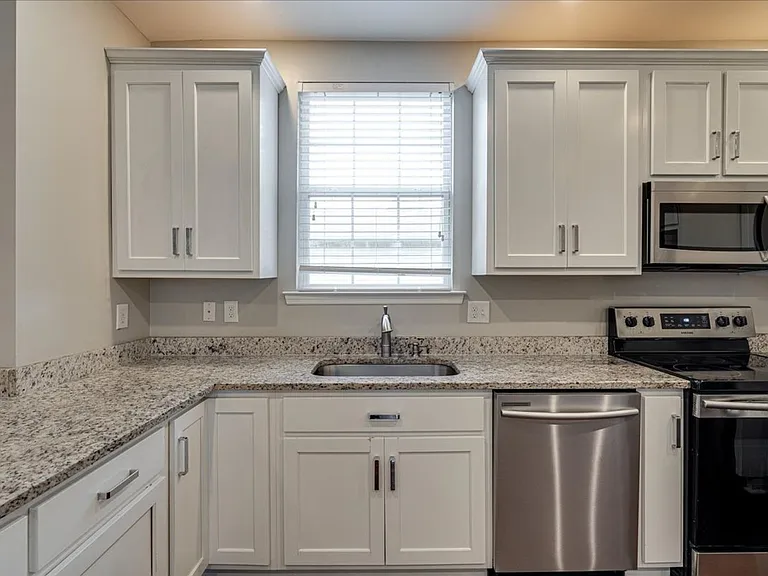 2425 Chamberlain Ave — Photo 10