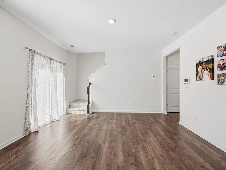 2900 Bogart Ln — Photo 2