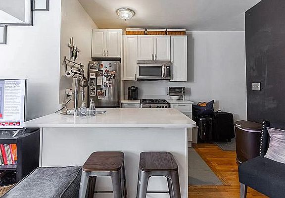 2nd image of 163 Mulberry St APT 10