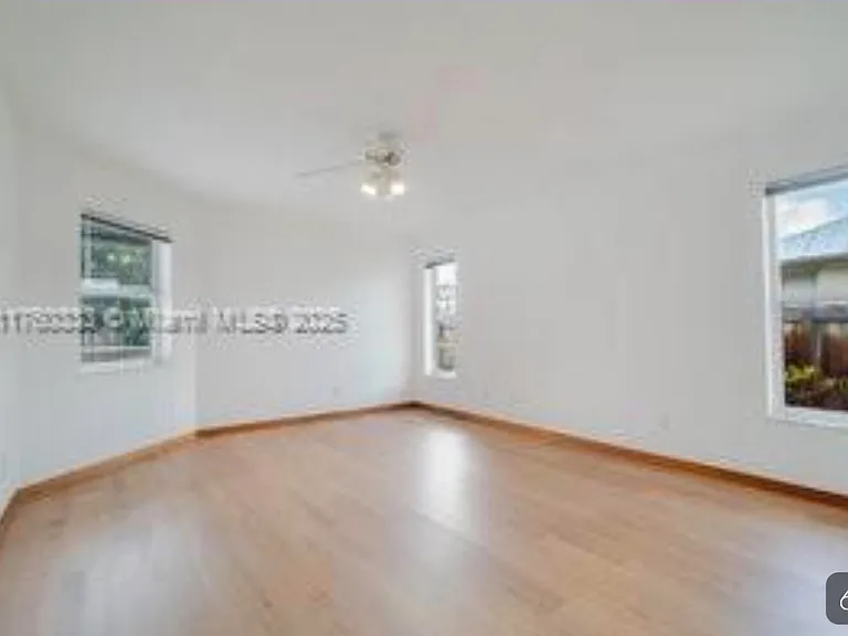 242 SE Duval Ave — Photo 9