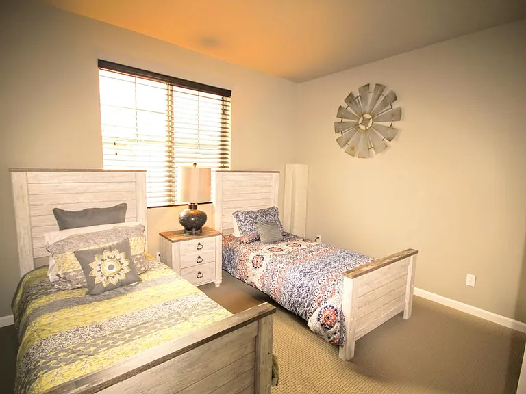 1401 Skyline Dr — Photo 47