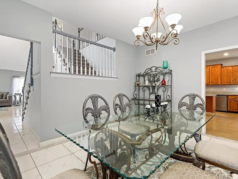 520 N Veterans Pkwy — Photo 21