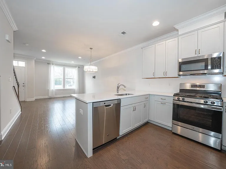 220 Charles Ellis Dr — Photo 13