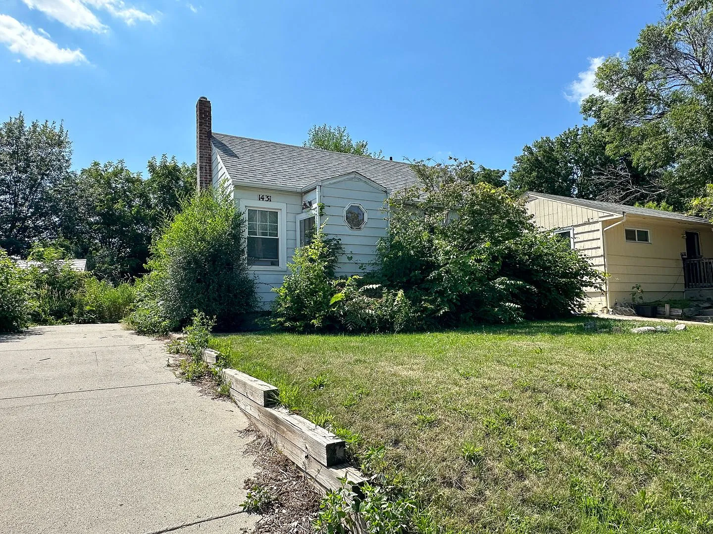 1431 Summit Ave — Photo 1