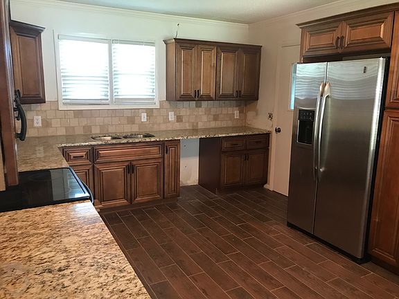 3rd image of 1020 Lindsey Dr