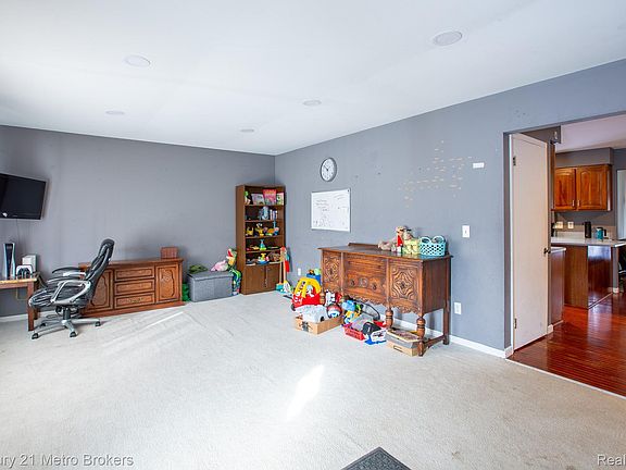 3rd image of 6101 Belsay Rd