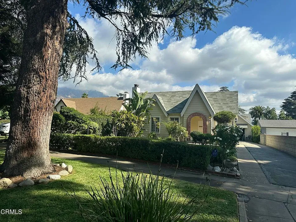 2122 Navarro Ave